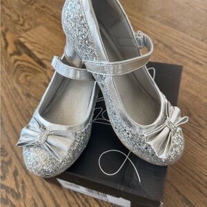 Almost New * Girl’s Silver Sparkly Dressy Shoes *Size 13